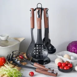 7-delt køkkenredskabssæt: Ske, piskeris, tang, stativ Discount