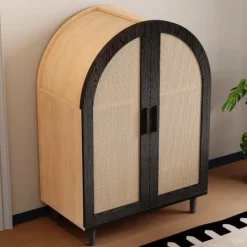 Elegant skænk/skoskab med afrundet side, rattantlåger og 3 hylder Best