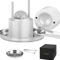 Barudstyrssæt>Ice Ball Press, 2,4" isterningepresser i aluminiumslegering til 60 mm isfære. Inkluderer tang og drypbakke til whisky, cocktails og fest. Sølv.
