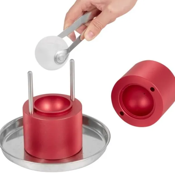 Ishulsform, 2,4" Isboldsproducent i letvægtslegering, til 60 mm is-sfærer. Inkl. tang og drypbakke - perfekt til whisky, cocktails og fester. Hot