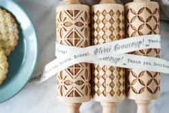 Kageruller>MoodForWood Trækagerulle 25 cm med Håndtag, Sæt med 3, Graveret, Perfekt til Bagning - Geometrisk Mønster