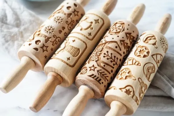 Kageruller>MoodForWood Trækagerulle 25 cm med Håndtag, Sæt med 4, Graveret, Perfekt til Bagning - Julevibrationer Mønster