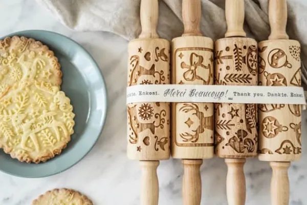 Kageruller>MoodForWood Trækagerulle 25 cm med Håndtag, Sæt med 4, Graveret, Perfekt til Bagning - Julevibrationer Mønster