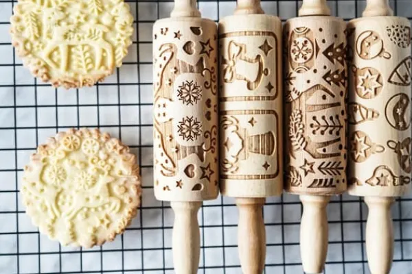 Kageruller>MoodForWood Trækagerulle 25 cm med Håndtag, Sæt med 4, Graveret, Perfekt til Bagning - Julevibrationer Mønster