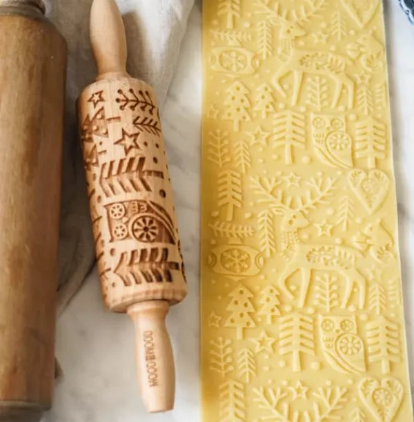 Kageruller>MoodForWood Trækagerulle 25 cm med Håndtag, Sæt med 4, Graveret, Perfekt til Bagning - Julevibrationer Mønster