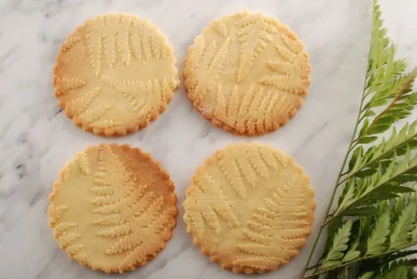 MoodForWood Trækagerulle 25 cm med Håndtag, Sæt med 3, Graveret, Perfekt til Bagning - Blademønster