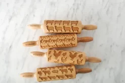 MoodForWood Trækagerulle 25 cm med Håndtag, Sæt med 4, Graveret, Perfekt til Bagning - Mønster med Bondegårdsdyr New