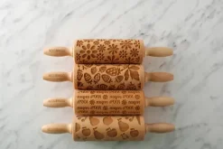 MoodForWood Trækagerulle 25 cm med Håndtag, Sæt med 4, Graveret, Perfekt til Bagning - Vegansk Sætmønster Clearance