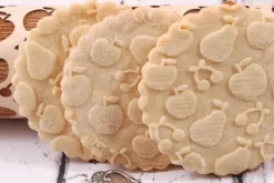 MoodForWood Trækagerulle 25 cm med Håndtag, Sæt med 4, Graveret, Perfekt til Bagning - Vegansk Sætmønster Clearance