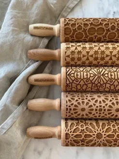 MoodForWood Trækagerulle 25 cm med håndtag, sæt med 5, graveret, perfekt til bagning - mosaikmønster Hot