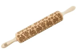 MoodForWood Trækagerulle, Graveret, 43 cm med Håndtag, Perfekt til Bagning - Folkelig Hane Mønster Online