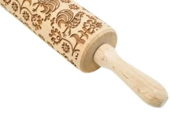 MoodForWood Trækagerulle, Graveret, 43 cm med Håndtag, Perfekt til Bagning - Folkelig Hane Mønster Online