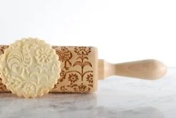 MoodForWood Trækagerulle, Graveret, 43 cm med Håndtag, Perfekt til Bagning - Folkelig Hane Mønster Online