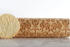 MoodForWood Trækagerulle, Graveret, 43 cm med Håndtag, Perfekt til Bagning - Folkelig Hane Mønster Online