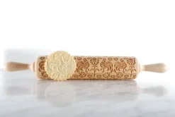 MoodForWood Trækagerulle, Graveret, 43 cm med Håndtag, Perfekt til Bagning - Folkelig Hane Mønster Online