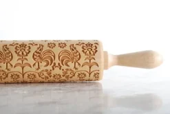 MoodForWood Trækagerulle, Graveret, 43 cm med Håndtag, Perfekt til Bagning - Folkelig Hane Mønster Online