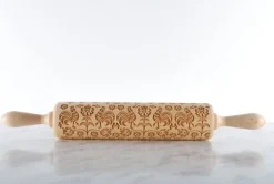 MoodForWood Trækagerulle, Graveret, 43 cm med Håndtag, Perfekt til Bagning - Folkelig Hane Mønster Online