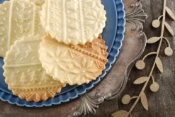 MoodForWood Trækagerulle, Graveret, 43 cm med Håndtag, Perfekt til Bagning - Norsk Mønster