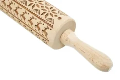 MoodForWood Trækagerulle, Graveret, 43 cm med Håndtag, Perfekt til Bagning - Norsk Mønster