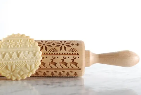 MoodForWood Trækagerulle, Graveret, 43 cm med Håndtag, Perfekt til Bagning - Norsk Mønster