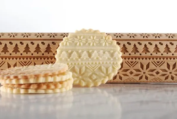 MoodForWood Trækagerulle, Graveret, 43 cm med Håndtag, Perfekt til Bagning - Norsk Mønster