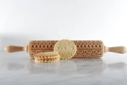 MoodForWood Trækagerulle, Graveret, 43 cm med Håndtag, Perfekt til Bagning - Norsk Mønster