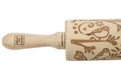 MoodForWood Trækagerulle, Graveret, 43 cm med Håndtag, Perfekt til Bagning - Forårsmønster Hot