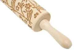 MoodForWood Trækagerulle, Graveret, 43 cm med Håndtag, Perfekt til Bagning - Forårsmønster Hot