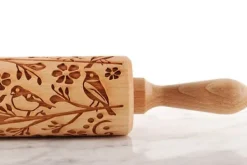 MoodForWood Trækagerulle, Graveret, 43 cm med Håndtag, Perfekt til Bagning - Forårsmønster Hot