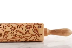 MoodForWood Trækagerulle, Graveret, 43 cm med Håndtag, Perfekt til Bagning - Forårsmønster Hot