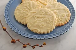 MoodForWood Trækagerulle, Graveret, 43 cm med Håndtag, Perfekt til Bagning - Forårsmønster Hot