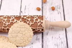 MoodForWood Trækagerulle, Graveret, 43 cm med Håndtag, Perfekt til Bagning - Hjertemønster Discount