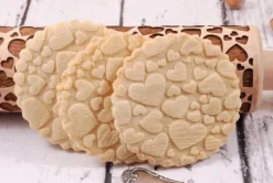 MoodForWood Trækagerulle, Graveret, 43 cm med Håndtag, Perfekt til Bagning - Hjertemønster Discount