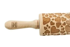 MoodForWood Trækagerulle, Graveret, 43 cm med Håndtag, Perfekt til Bagning - Hjertemønster Discount
