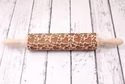 MoodForWood Trækagerulle, Graveret, 43 cm med Håndtag, Perfekt til Bagning - Hjertemønster Discount