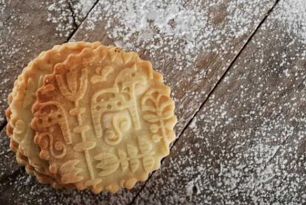 Kageruller>MoodForWood Trækagerulle, Graveret, 43 cm med Håndtag, Perfekt til Bagning - Dala Mønster