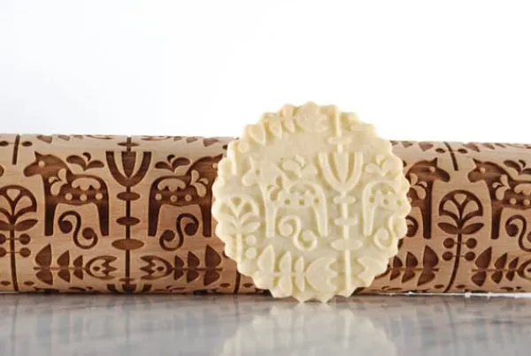 Kageruller>MoodForWood Trækagerulle, Graveret, 43 cm med Håndtag, Perfekt til Bagning - Dala Mønster