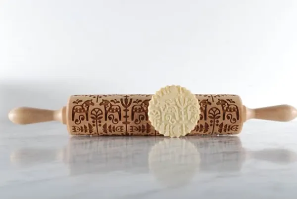 Kageruller>MoodForWood Trækagerulle, Graveret, 43 cm med Håndtag, Perfekt til Bagning - Dala Mønster