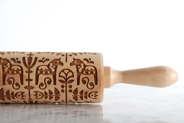 Kageruller>MoodForWood Trækagerulle, Graveret, 43 cm med Håndtag, Perfekt til Bagning - Dala Mønster