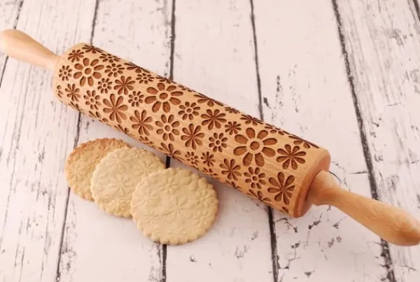 Kageruller>MoodForWood Trækagerulle, Graveret, 43 cm med Håndtag, Perfekt til Bagning - Flower Power Blomster Mønster