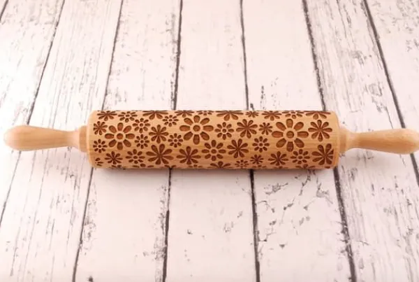 Kageruller>MoodForWood Trækagerulle, Graveret, 43 cm med Håndtag, Perfekt til Bagning - Flower Power Blomster Mønster