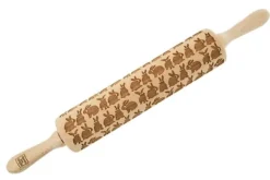 MoodForWood Trækagerulle, Graveret, 43 cm med Håndtag, Perfekt til Bagning - Kaninmønster Hot