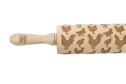 MoodForWood Trækagerulle, Graveret, 43 cm med Håndtag, Perfekt til Bagning - Fjerkræmønster