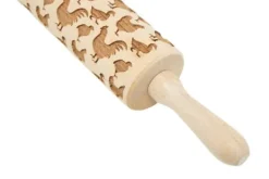 MoodForWood Trækagerulle, Graveret, 43 cm med Håndtag, Perfekt til Bagning - Fjerkræmønster