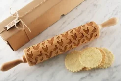 MoodForWood Trækagerulle, Graveret, 43 cm med Håndtag, Perfekt til Bagning - Fjerkræmønster