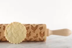 MoodForWood Trækagerulle, Graveret, 43 cm med Håndtag, Perfekt til Bagning - Fjerkræmønster