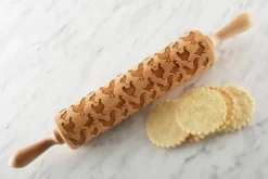 MoodForWood Trækagerulle, Graveret, 43 cm med Håndtag, Perfekt til Bagning - Fjerkræmønster