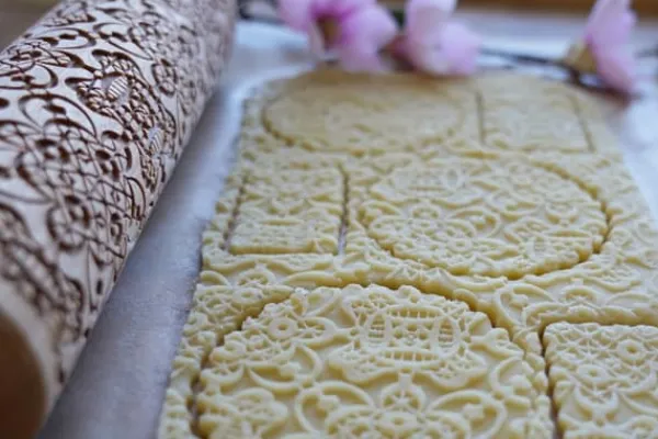 Kageruller>MoodForWood Trækagerulle, Graveret, 43 cm med Håndtag, Perfekt til Bagning - Hulmønster