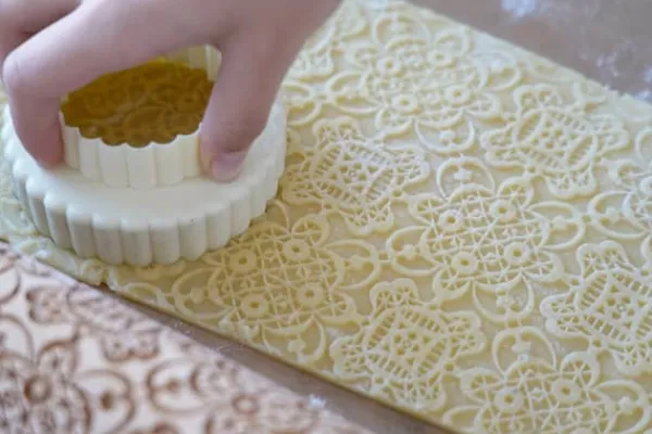 Kageruller>MoodForWood Trækagerulle, Graveret, 43 cm med Håndtag, Perfekt til Bagning - Hulmønster