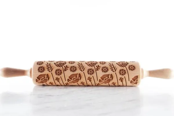 Kageruller>MoodForWood Trækagerulle, Graveret, 43 cm med Håndtag, Perfekt til Bagning - Engmønster